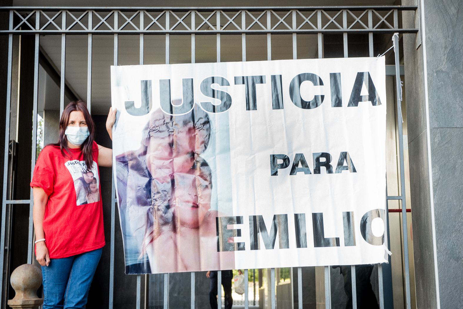 Sara Casas, a las puertas de los Juzgados de Sevilla, pidiendo justicia para Emilio.
