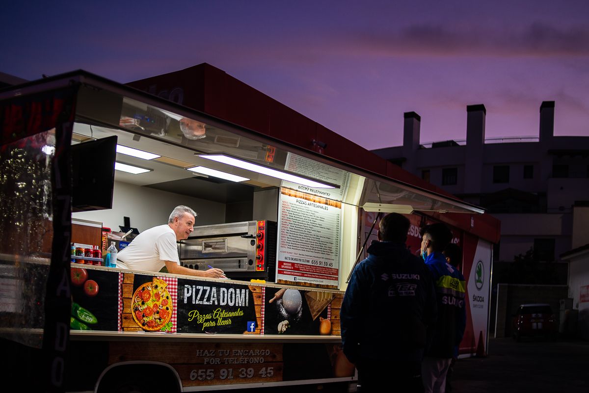 Domi, el pizzero francés ‘rodante’ que conquista a Jerez con sus pizzas con base de nata, en su 'food truck', en días pasados.
