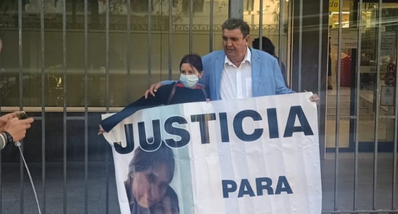 José Maldonado, junto a Sara Casas, la madre del menor tutelado de Dos Hermanas. Más de 2.100 niños han desaparecido de los centros de menores.
