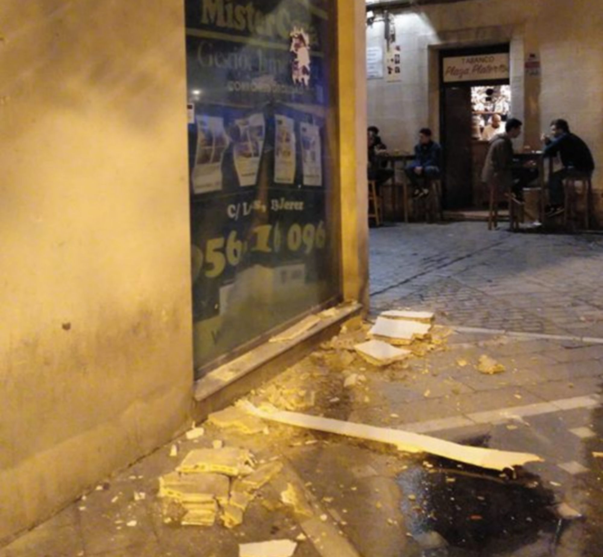 Detalle del desprendimiento del balcón en la plaza Plateros esquina con calle Tornería.