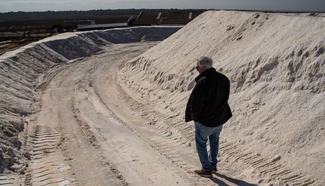 Mariano López pasea por las toneladas de sal que ha extraído este año