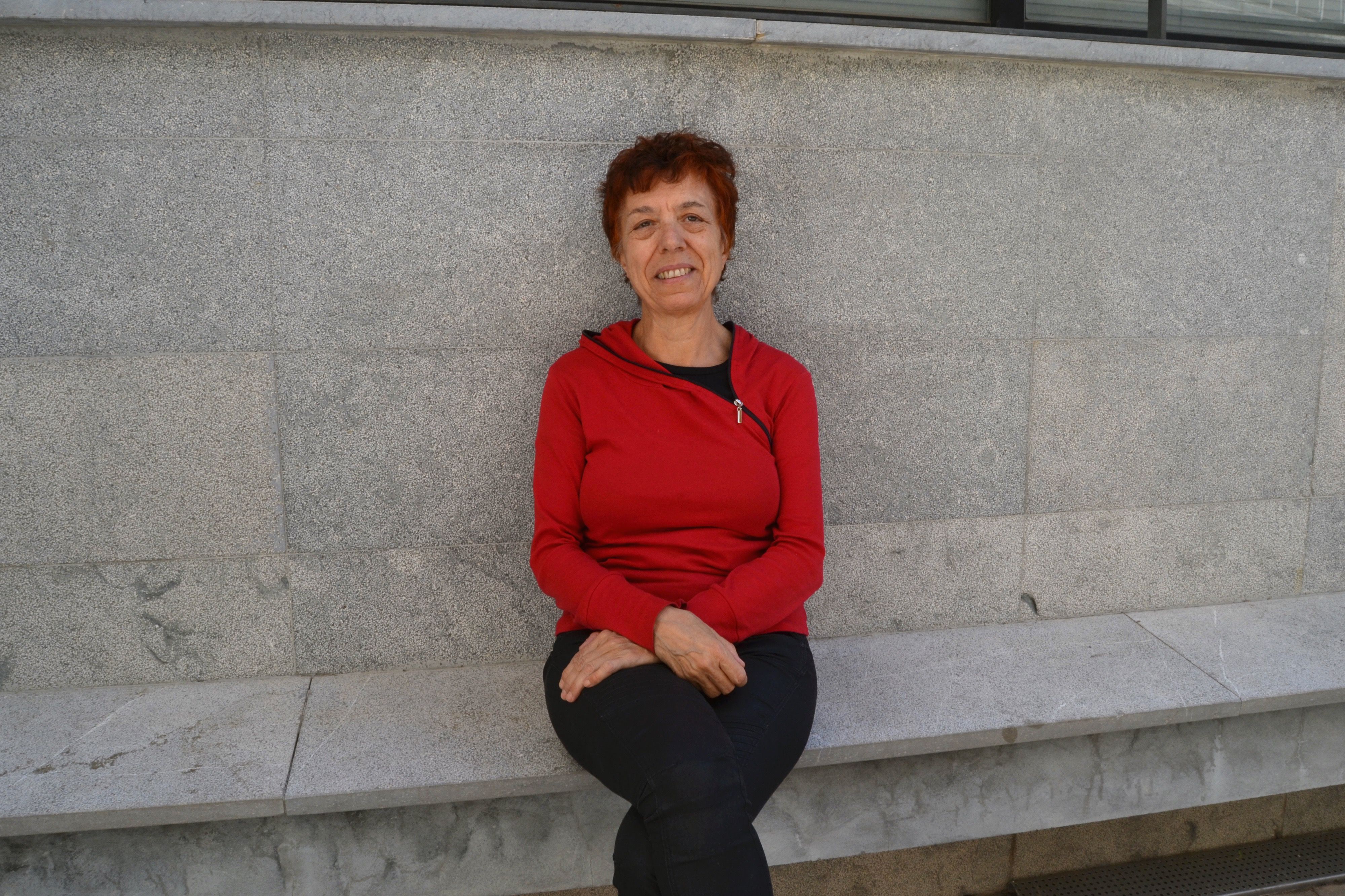 María Pazos posando tras la entrevista concedida a lavozdelsur.es. FOTO: CLAUDIA GONZÁLEZ ROMERO. 