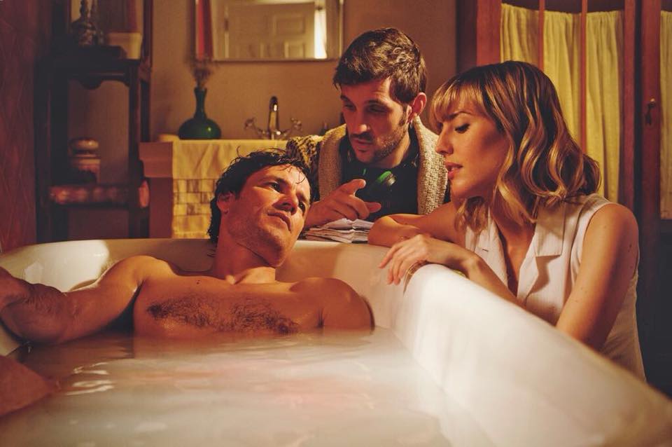 Jota Linares, en el centro de la imagen, con Daniel Grao y Natalia de Molina, en el rodaje de 'Animales sin collar'. FOTO: MANOLO PAVÓN. Jota Linares, en el centro de la imagen, con Daniel Grao y Natalia de Molina, en el rodaje de 'Animales sin collar'. FOTO: MANOLO PAVÓN.