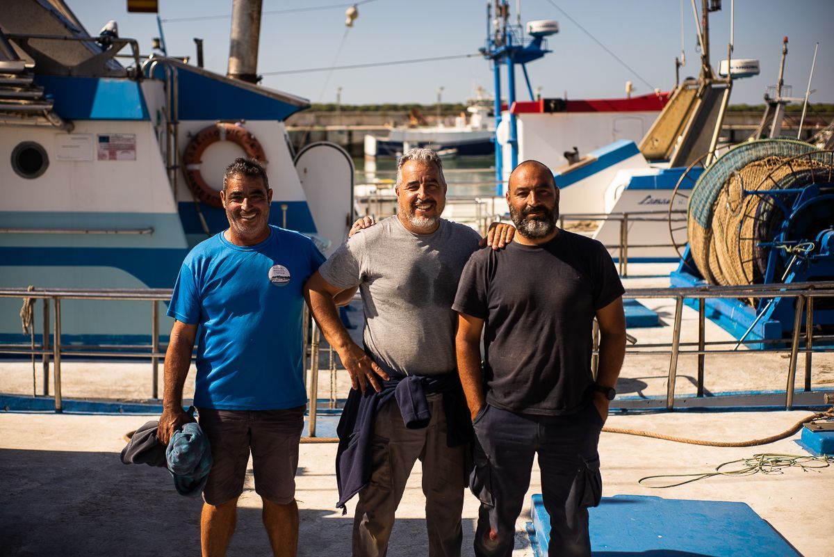 Salvador, Jesús y Daniel Vidal, ambos dedicados al sector de la pesca en Sanlúcar de Barrameda.