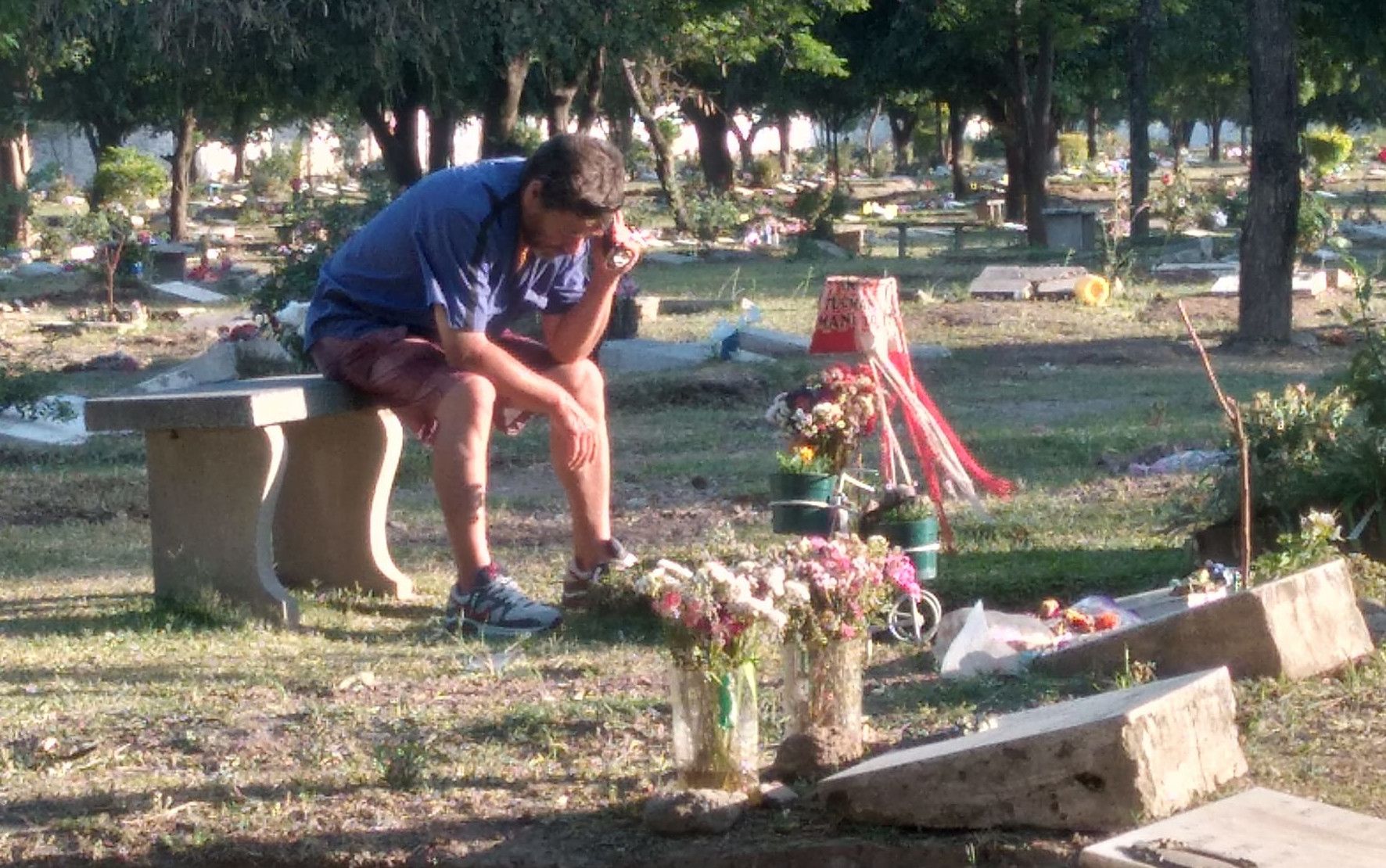 El seguidor del club San Martín de Tucumán en el cementerio.