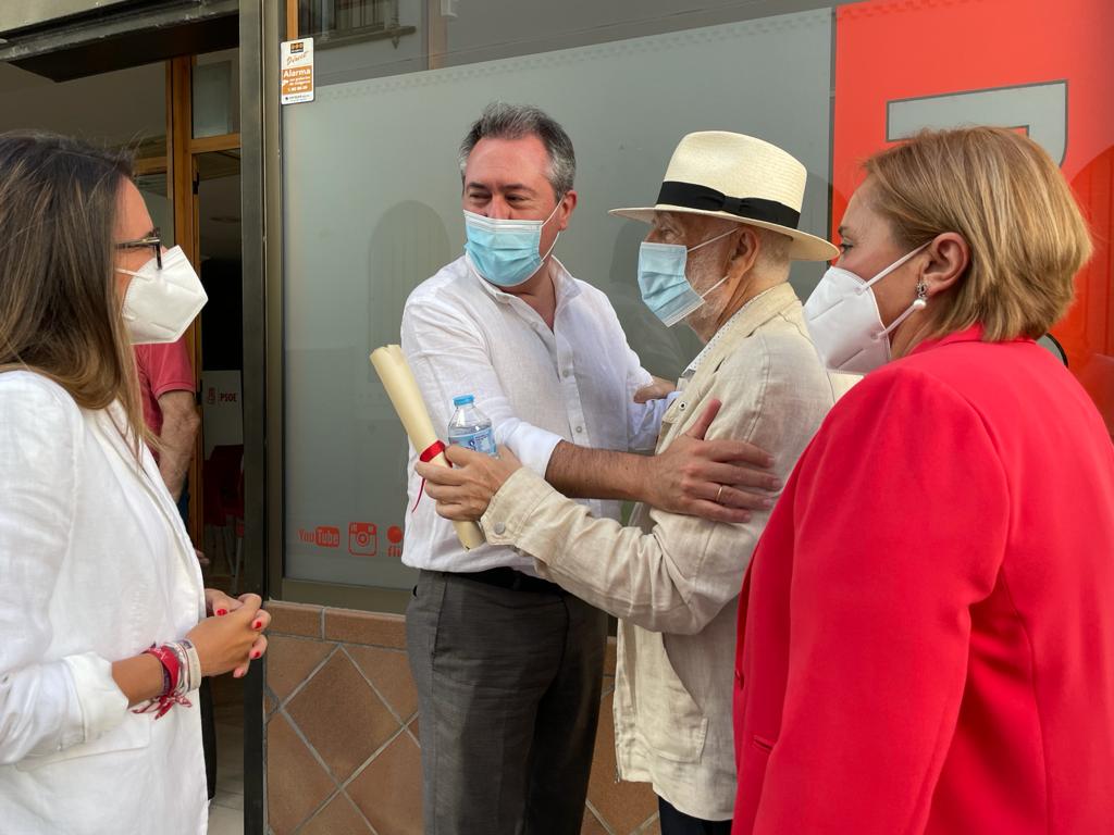 Isaías Pérez Saldaña, con sombrero, en un homenaje que le rindieron recientemente en su pueblo. 