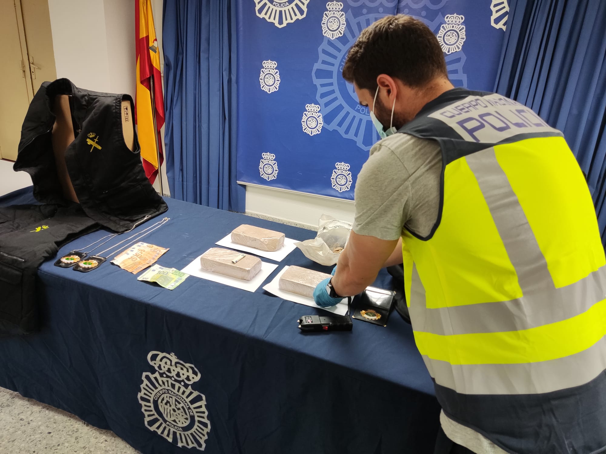 Imagen de la operación policial que ha acabado con dos detenidos por urdir un asesinato.