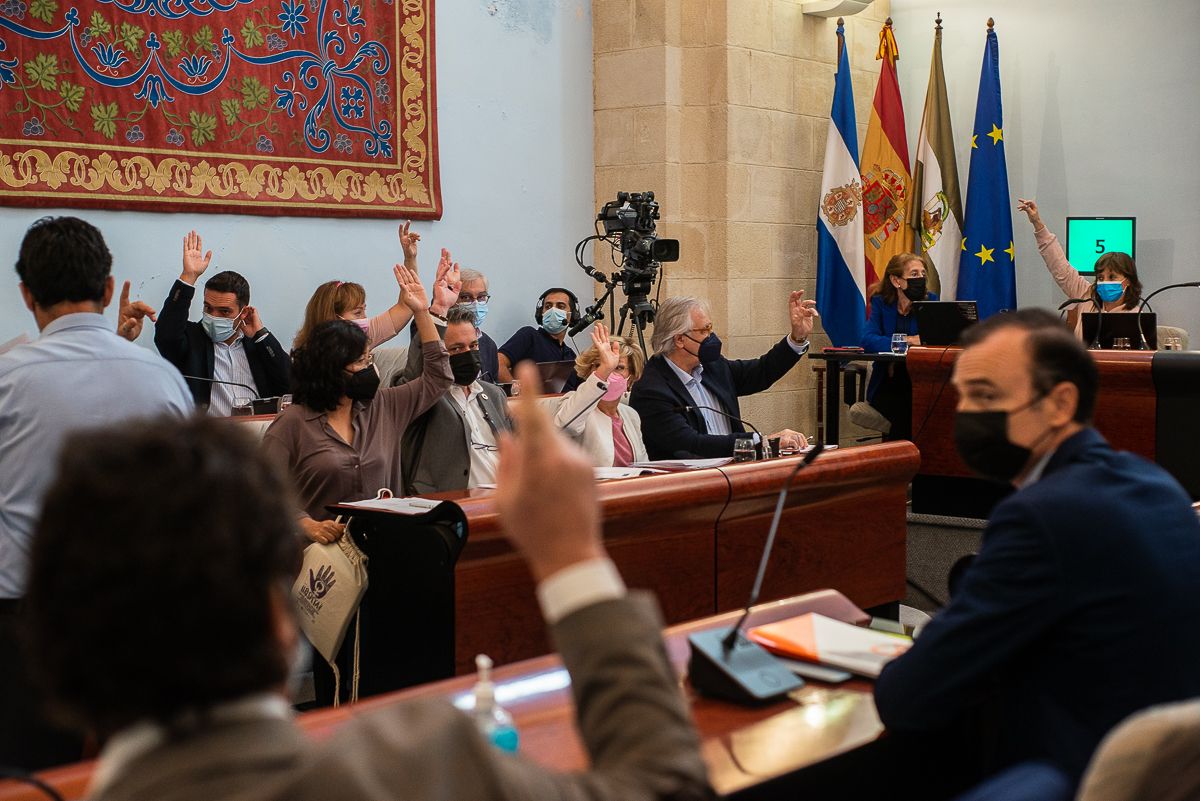 Una votación en el pasado pleno de octubre en el Ayuntamiento de Jerez.