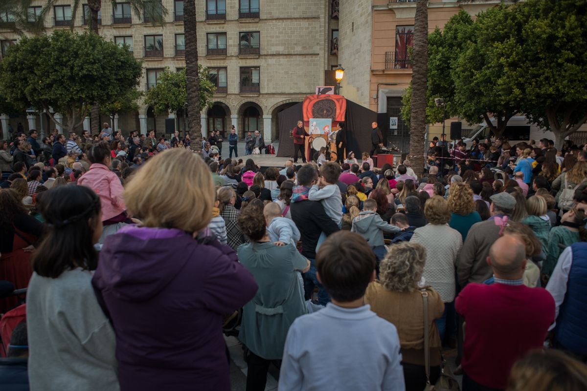Numeroso público en una pasada edición del Festival Internacional de Títeres de Jerez.