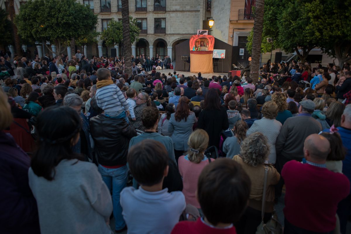 Numeroso público en la última muestra de títeres en Jerez. FOTO: MANU GARCÍA.