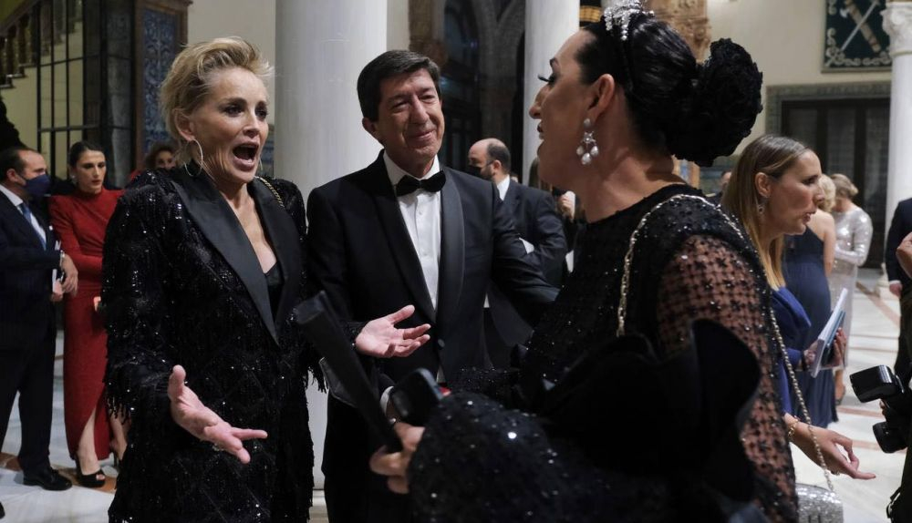 Sharon Stone, extasiada con el 'color especial' de Sevilla, ya es bética