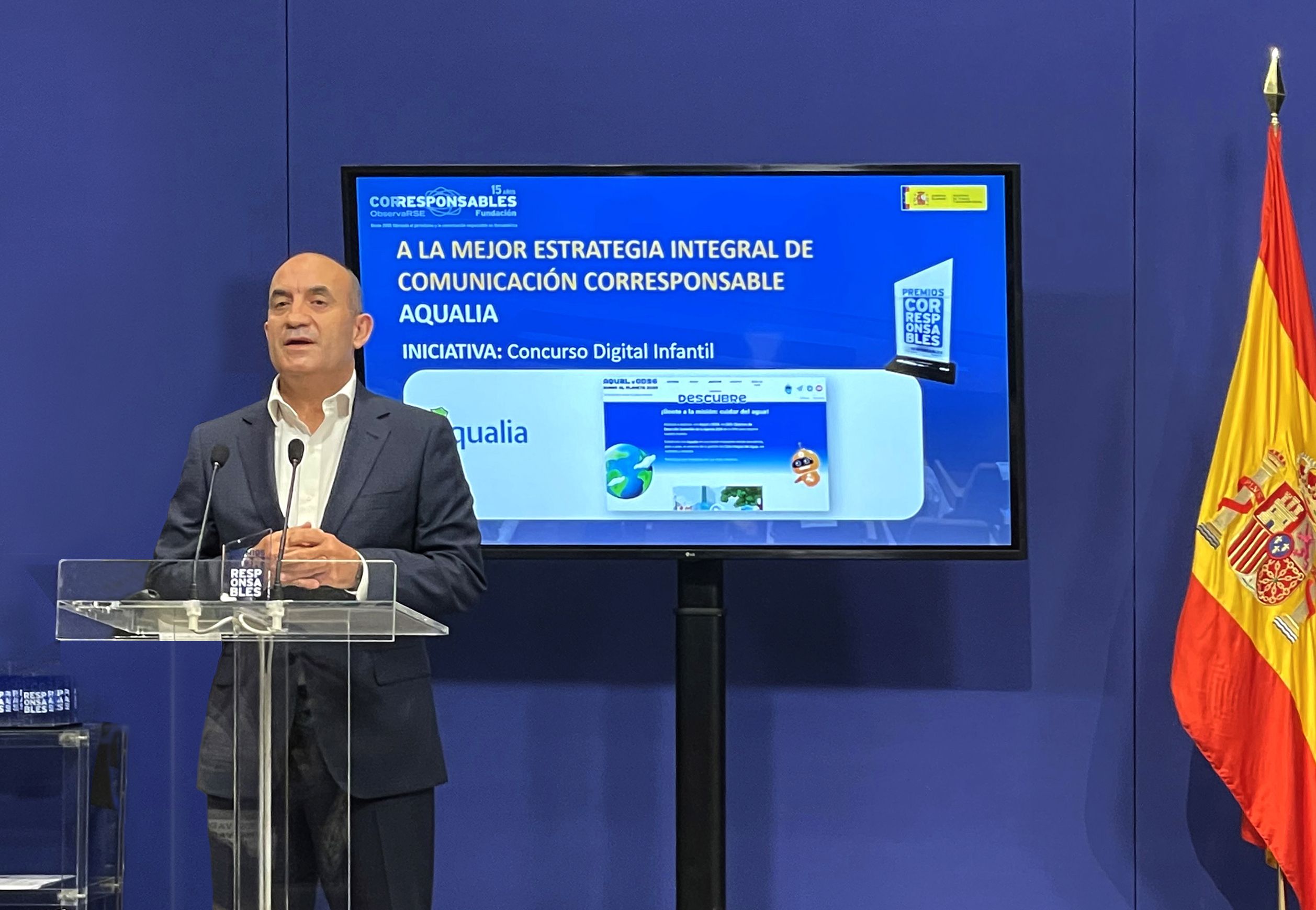 Juan Pablo Merino , director de Comunicación y RSC de Aqualia, recoge el galardón a un concurso digital que enseña a usar el agua con responsabilidad a más de 250.000 alumnos.