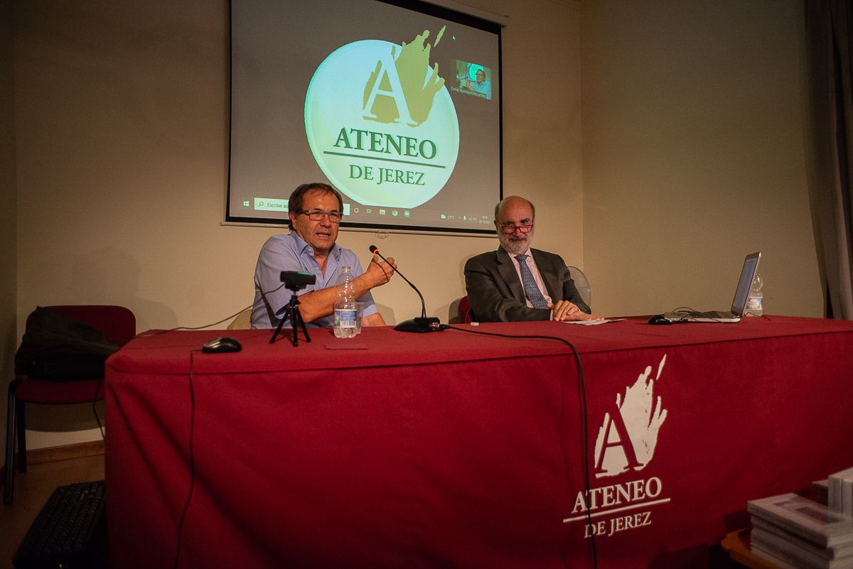 El psiquiatra durante su intervención en el Ateneo.