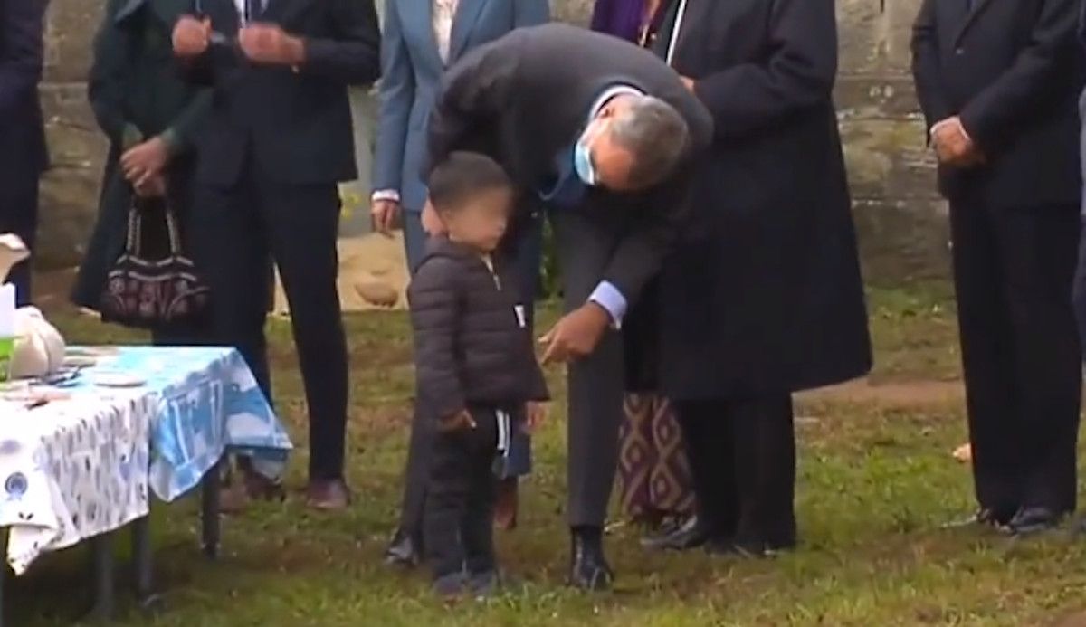 El rey Felipe VI intenta conversar con el pequeño en Tui, pero él se niega.