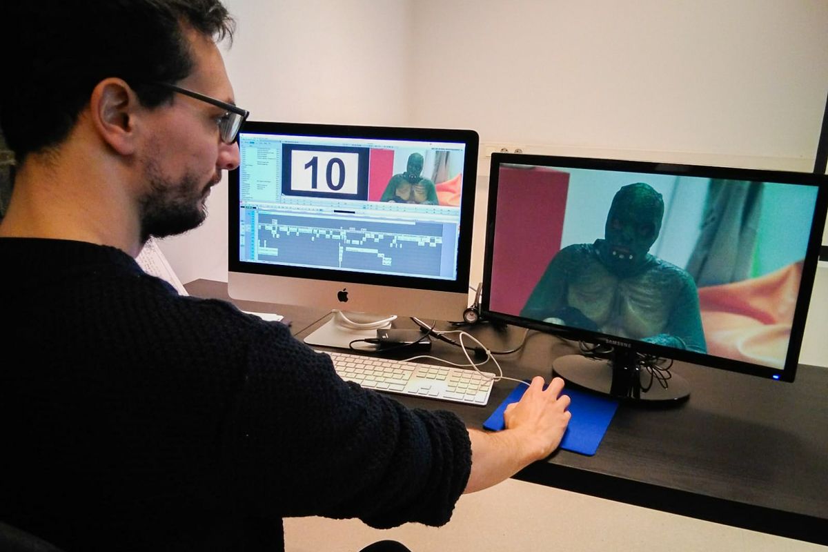 Juan Gabriel García trabajando en el montaje del corto "Yo Monstruo"