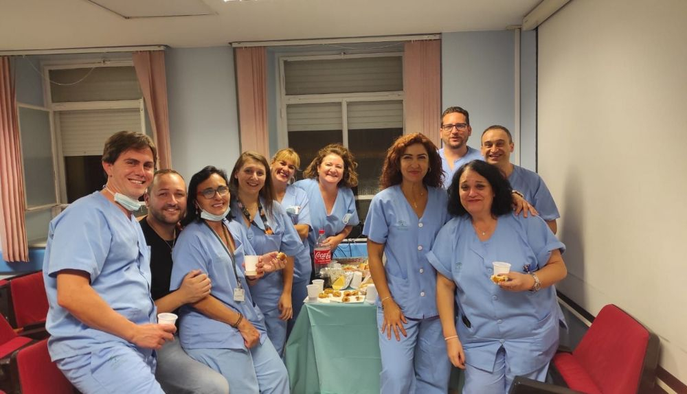 La emocionante despedida de un celador del Virgen del Rocío al que el SAS no renovará su contrato