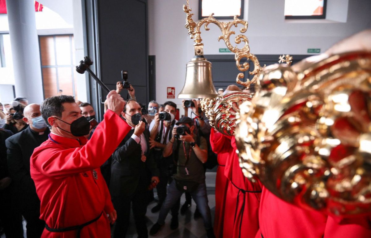 Juan Manuel Moreno participa como portador del Cristo de la Exaltación en la Magna de Málaga.