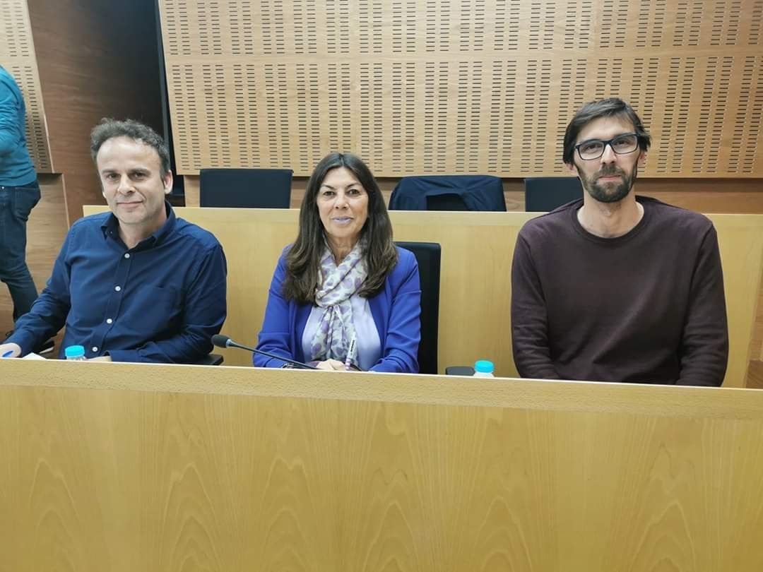 Alejandro Gutiérrez junto a los concejales de IU, José Luis Bueno Pinto y Matilde Roselló.