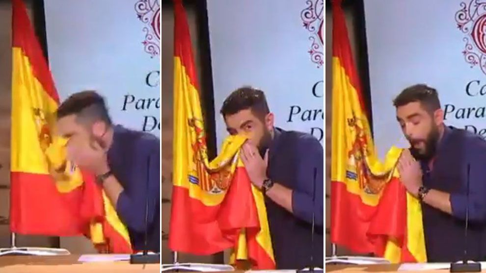 Dani Mateo sonándose los mocos con la bandera española en un skecht de 'El Intermedio'.