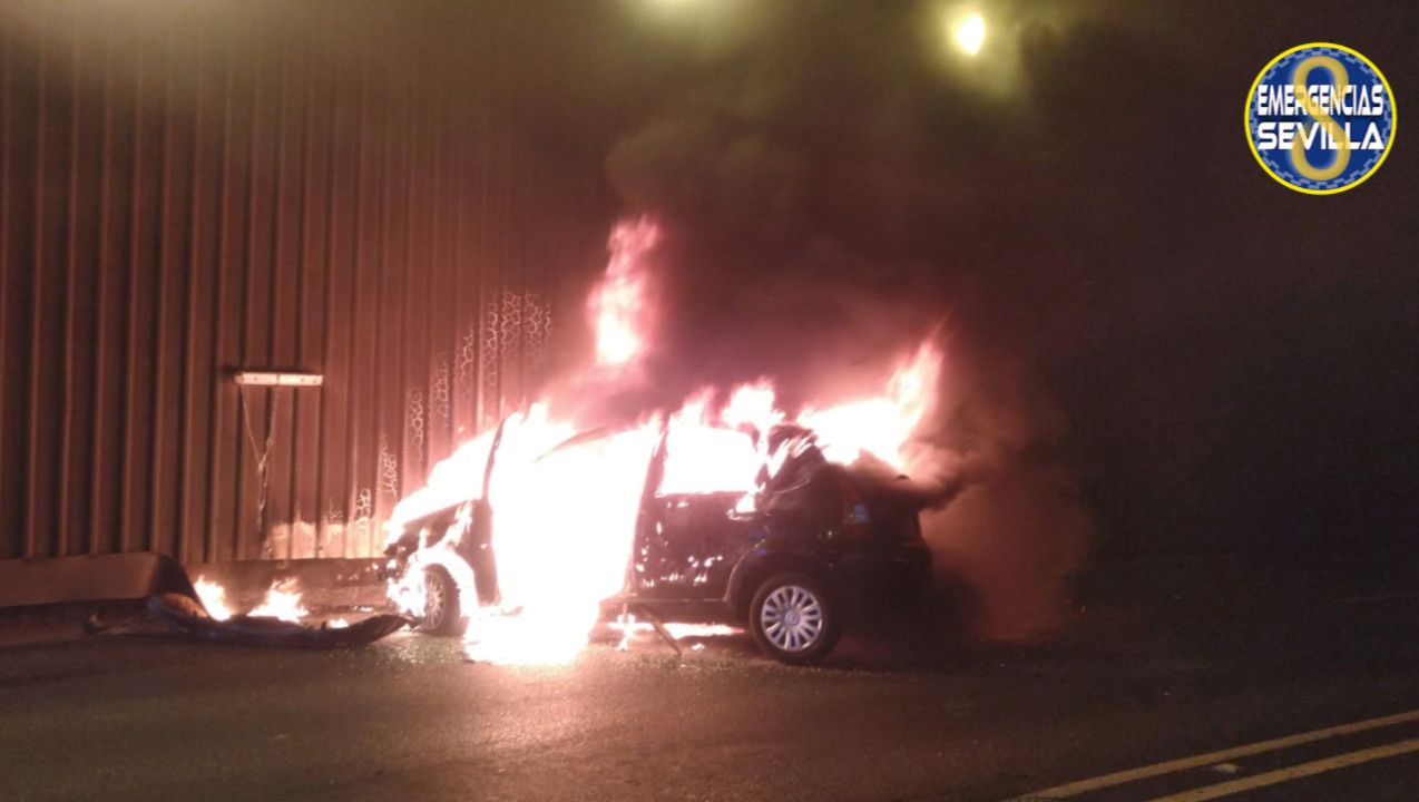 El coche incendiado en el túnel de Bueno Monreal de Sevilla.