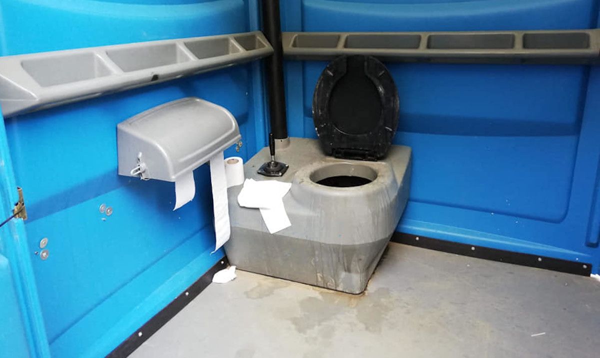 Estado de uno de los aseos para personas con discapacidad de la Feria del Libro de Sevilla.