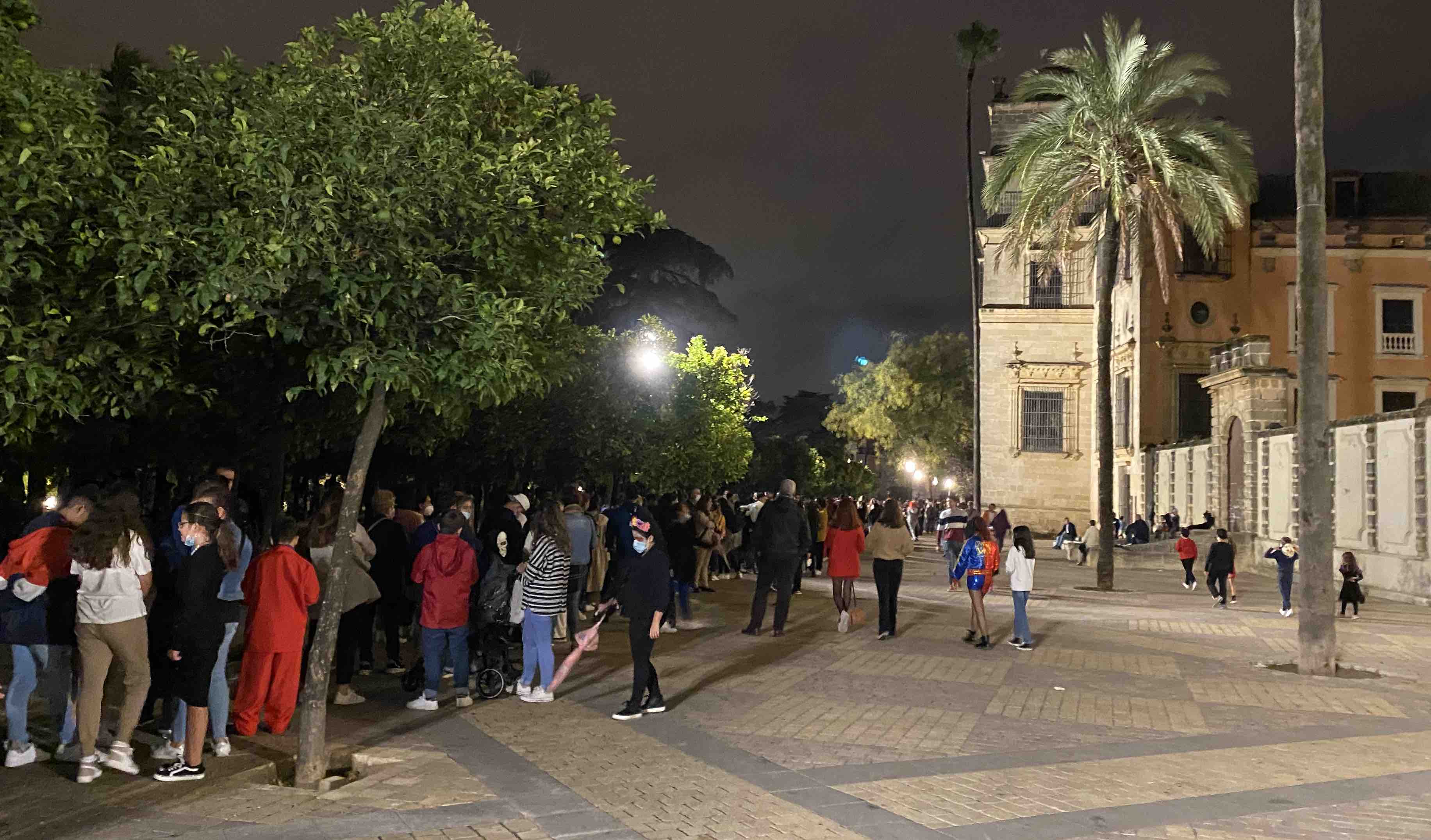Enormes colas en el entorno de la Alameda Vieja para acceder al Pasaje del Terror del Alcázar de Jerez, a última hora de la tarde de este domingo.