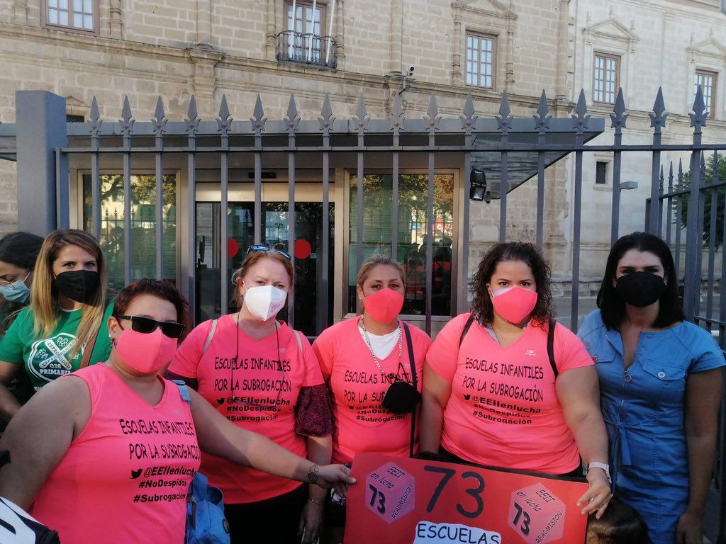 Noemí Cruz, a la derecha, en una manifestación reciente. El PSOE denuncia que la Junta ultima la privatización de los centros de menores con necesidades especiales.