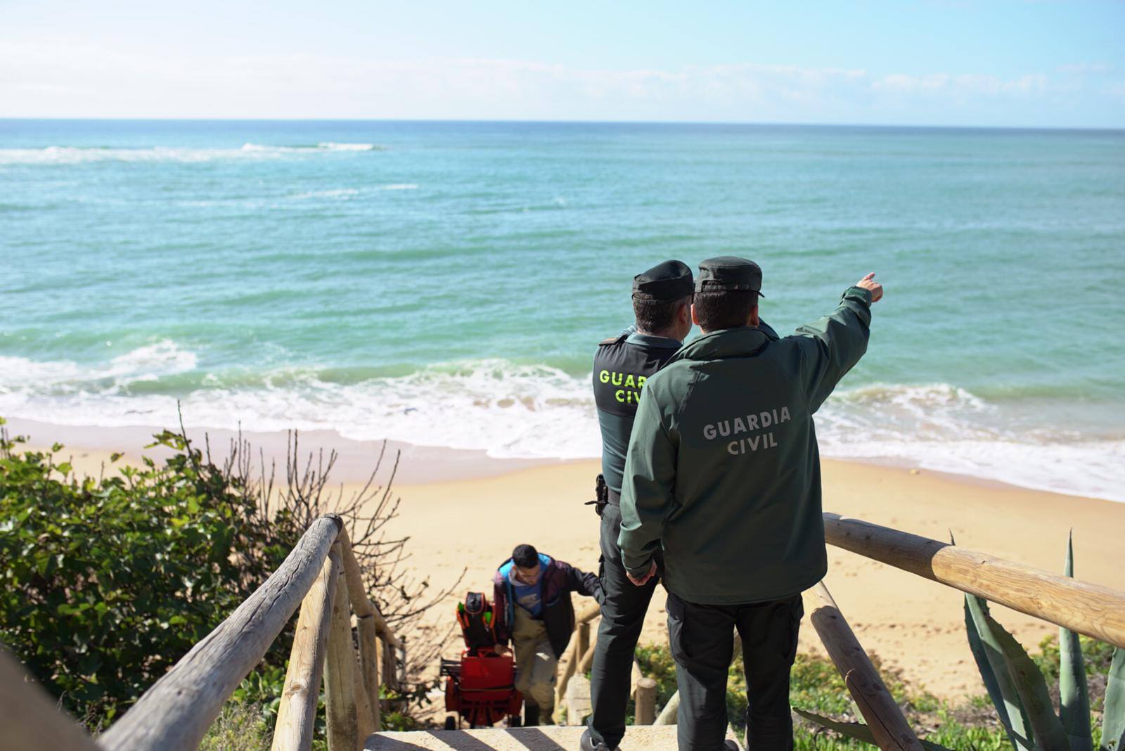 Agentes de la Guardia Civil en Los Caños, en una. FOTO: JUAN CARLOS TORO. 