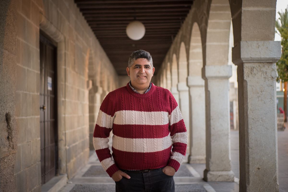 Juan Carrasco Pulido en los arcos de la plaza del Arenal. FOTO: MANU GARCÍA.