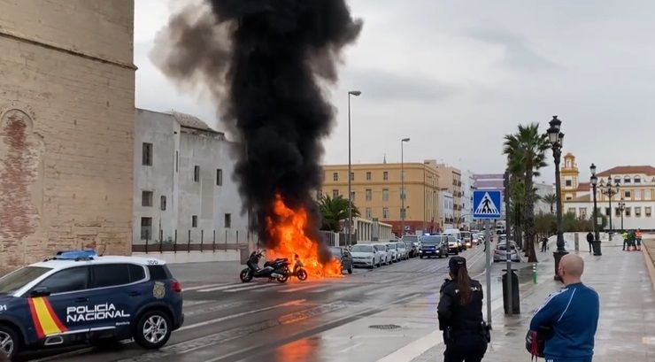 Imagen del incendio de motos en Cádiz
