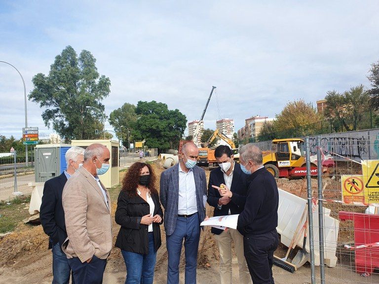 Visita de Muñoz junto a la delegada del Distrito Bellavista-La Palmera, y el gerente de Urbanismo, a la nueva zona junto a la avenida de Jerez.