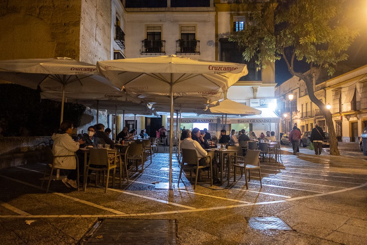 Terrazas hosteleras, en una imagen de archivo. El turismo y los servicios siguen tirando del empleo en Andalucía.