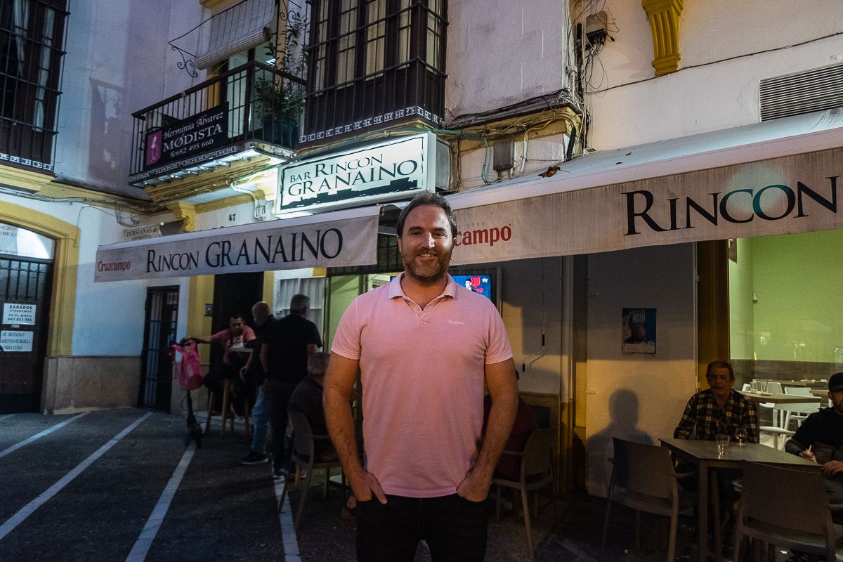 Javier Abreu, ante la fachada de Rincón Granaíno, un clásico ya en la hostelería de Jerez.