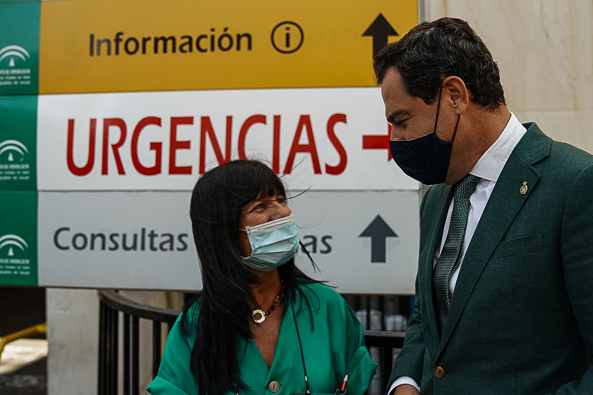 Moreno Bonilla, en una imagen de archivo en un hospital andaluz, conversa con un profesional del SAS.