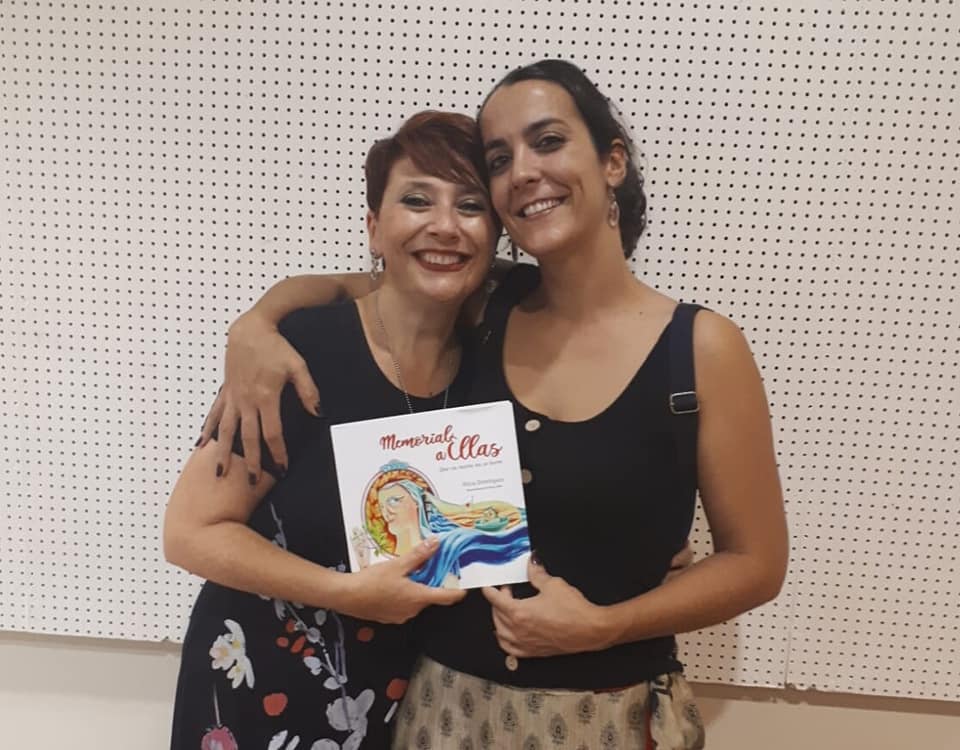 Alicia Domínguez (izq.) junto a su libro, 'Memorial a ellas'. 