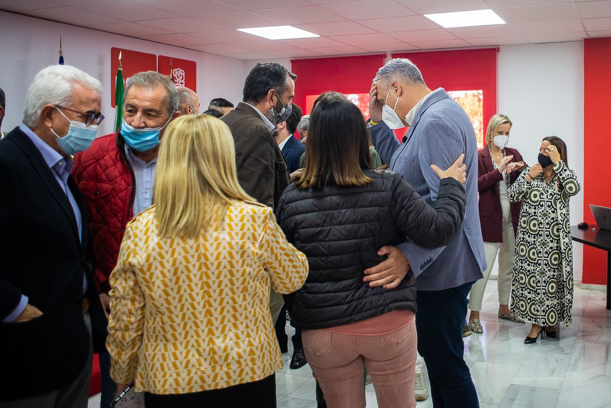 Ruiz Boix, a la derecha de la imagen, en la sede del PSOE de Jerez cuando presentó su candidatura a liderar el partido en la provincia, en noviembre pasado.