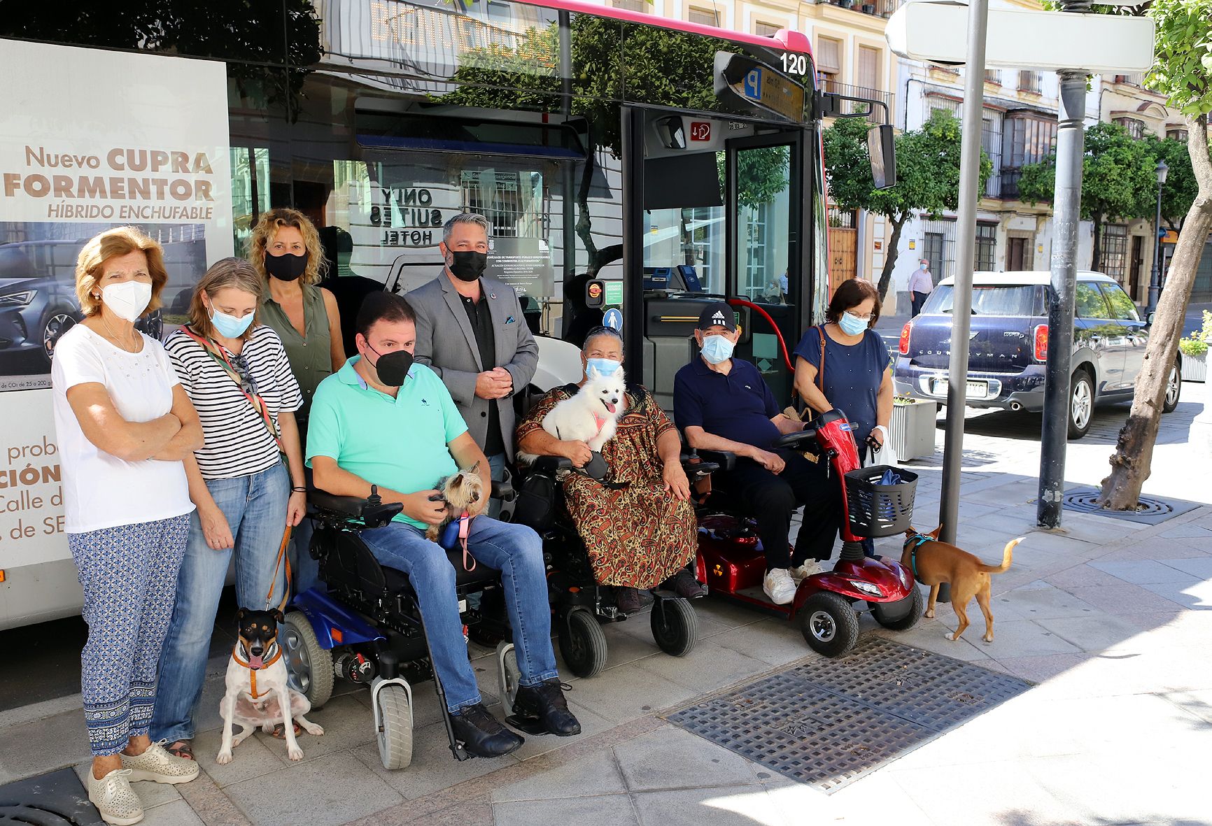El delegado de Movilidad y Protección Animal, Rubén Pérez Carvajal, y representantes de Adifi con sus mascotas, celebran la aprobación definitiva del Reglamento de Uso del Servicio Público de Transporte Urbano.