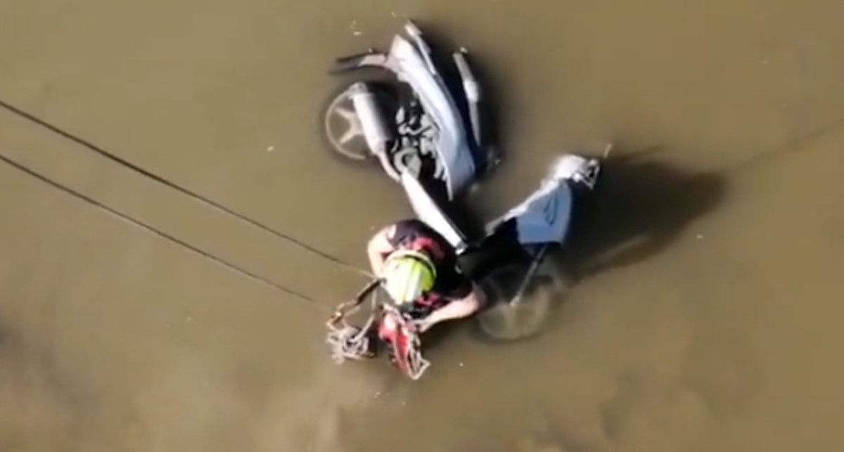 La compleja actuación de los bomberos para retirar una moto hundida en el río Iro en Chiclana.