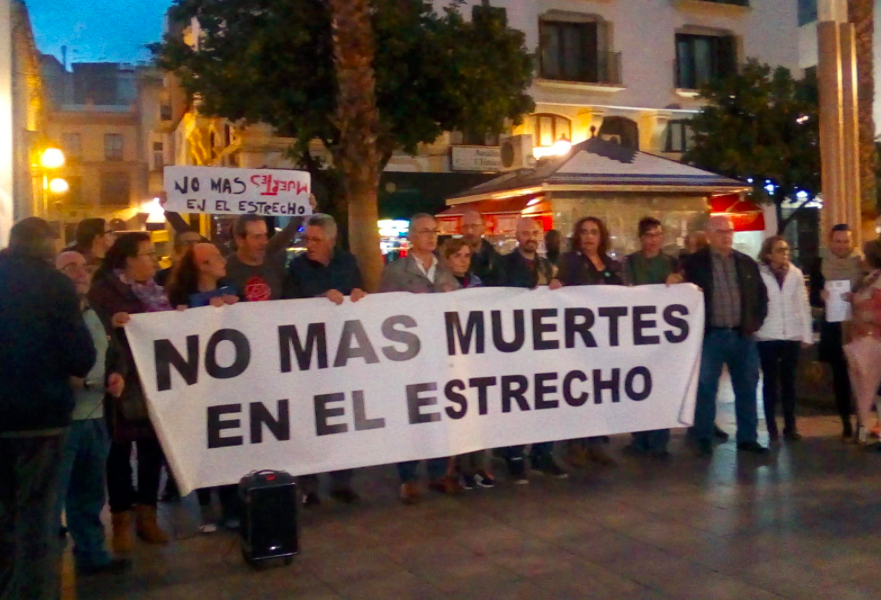 Concentración en Algeciras contra las muertes en el Estrecho. FOTO: APDH CAMPO DE GIBRALTAR. 