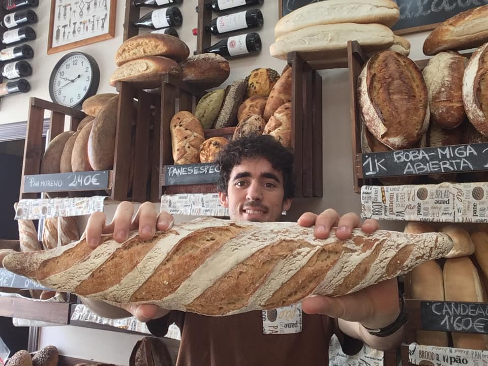 Daniel González, en su panadería el Rico Paladar en Chipiona