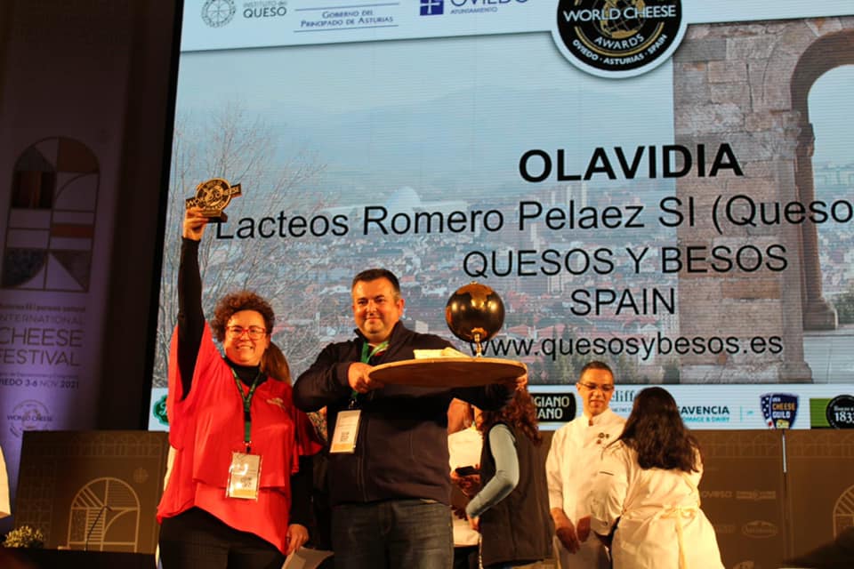 Los promotores de Quesos y Besos tras recibir el galardón a mejor queso del mundo en 2021.