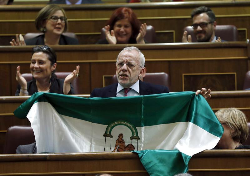 Uno de los momentos más sonados de Manuel Pezzi en los últimos años, cuando protestó contra Rajoy en el Congreso con una bandera de Andalucía.