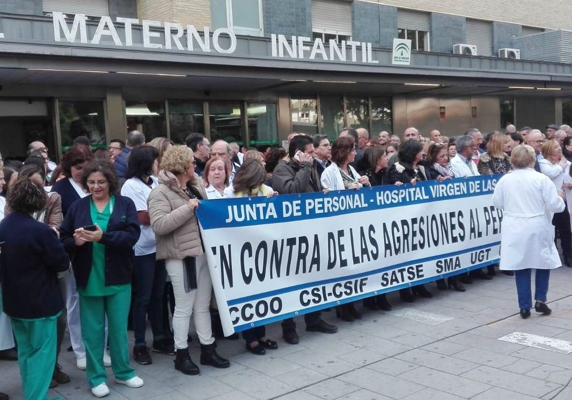 Concentración en Granada contra las agresiones a sanitarios.