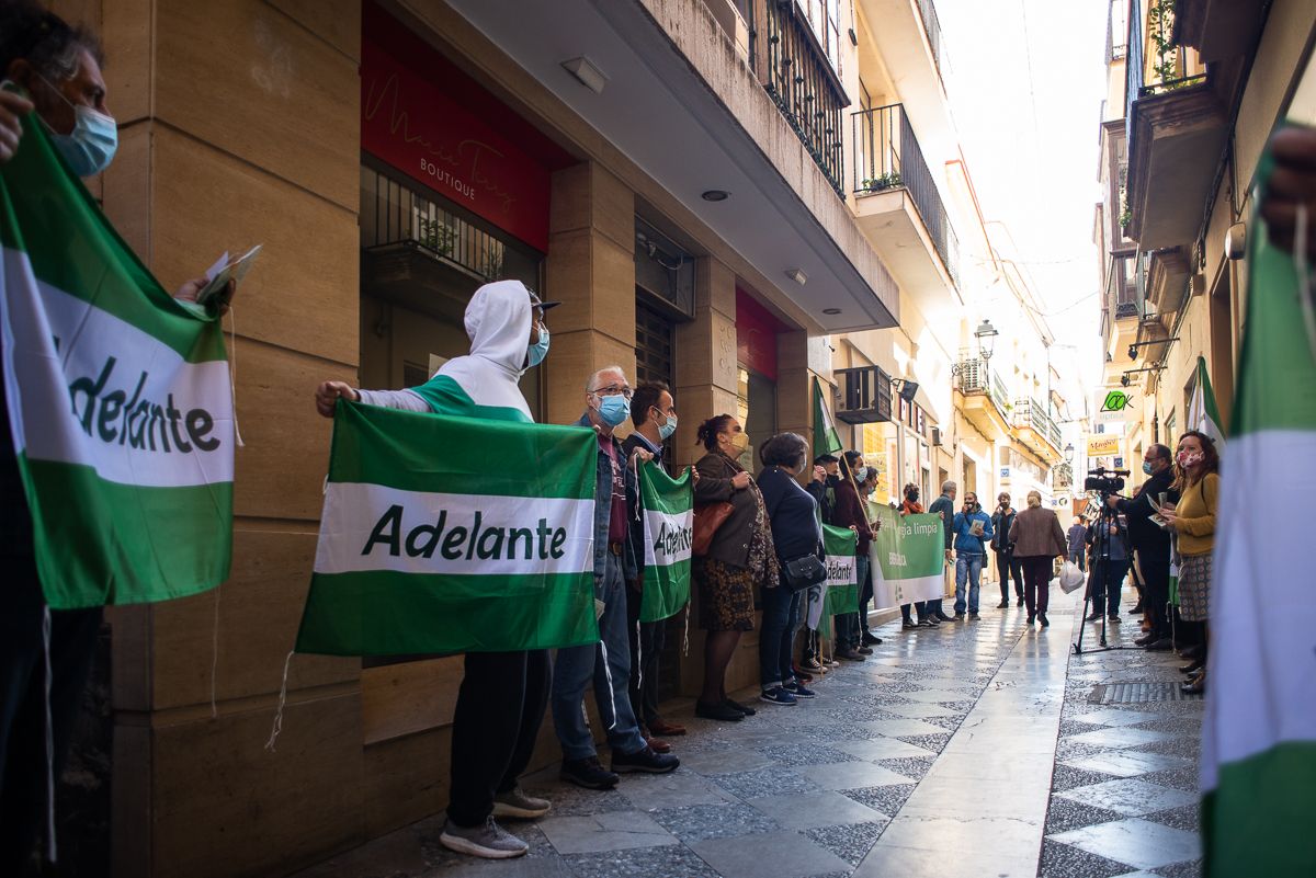 Pancartas y banderas durante la protestas en la calle Algarve.
