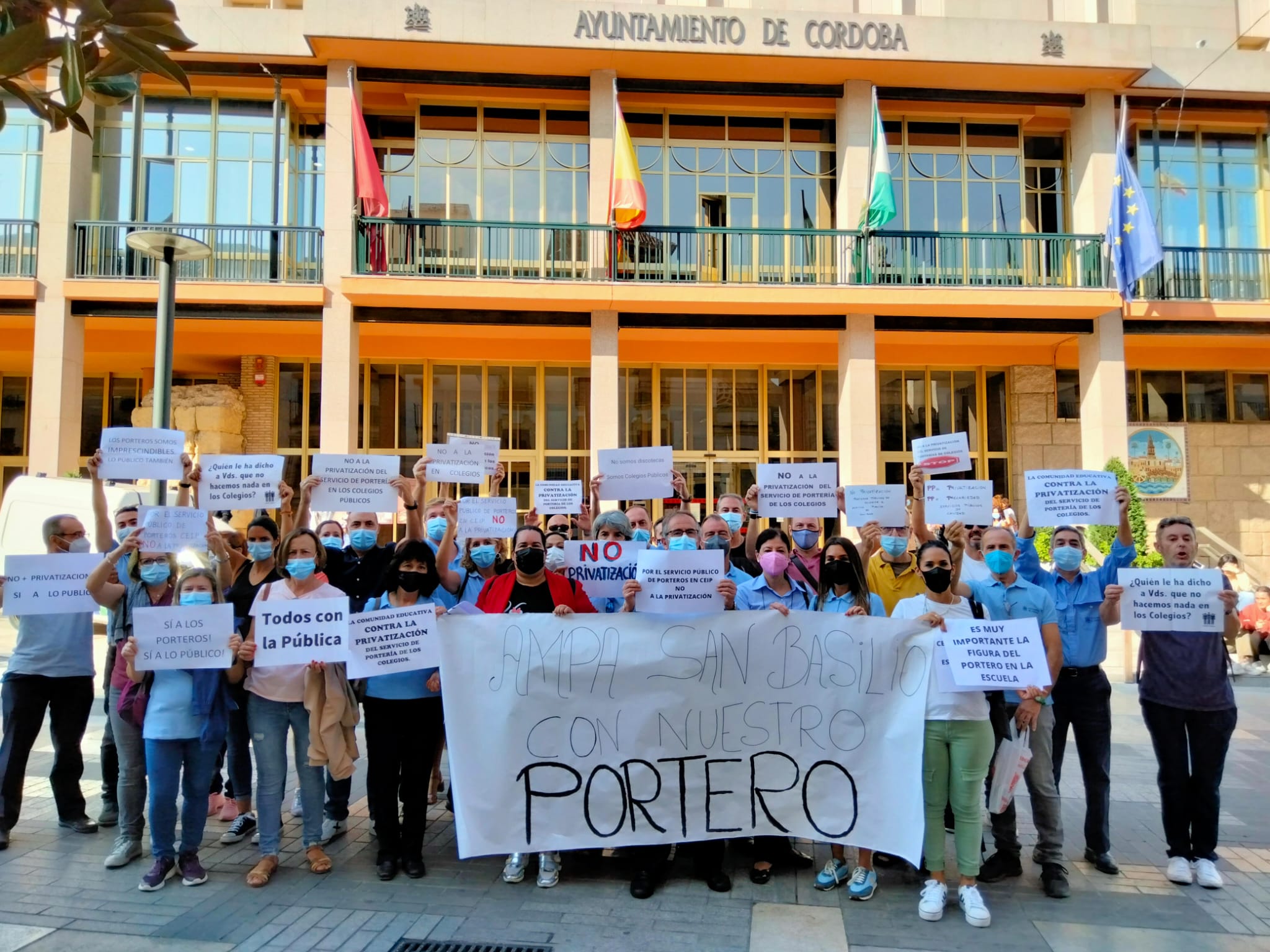 Centro público educativo apoyando a los porteros de Córdoba