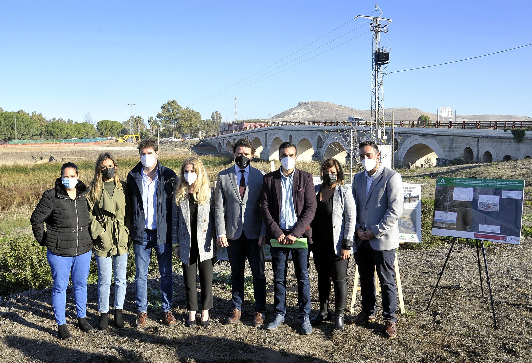 La Junta rescata un proyecto de 2008 para 'levantar' una Puerta Verde en Jerez. Foto de familia tras la presentación de este viernes en el puente de Cartuja.