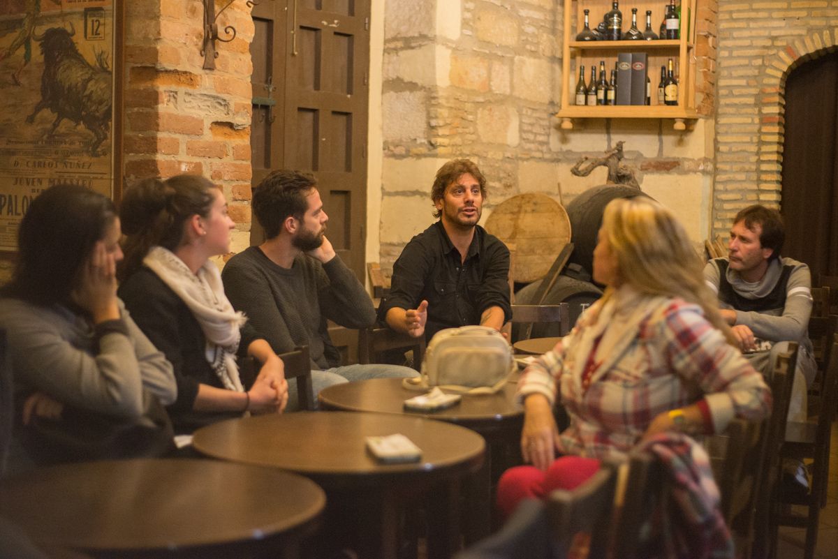 Un momento de la reunión en El Guitarrón de San Pedro. FOTO: MANU GARCÍA.