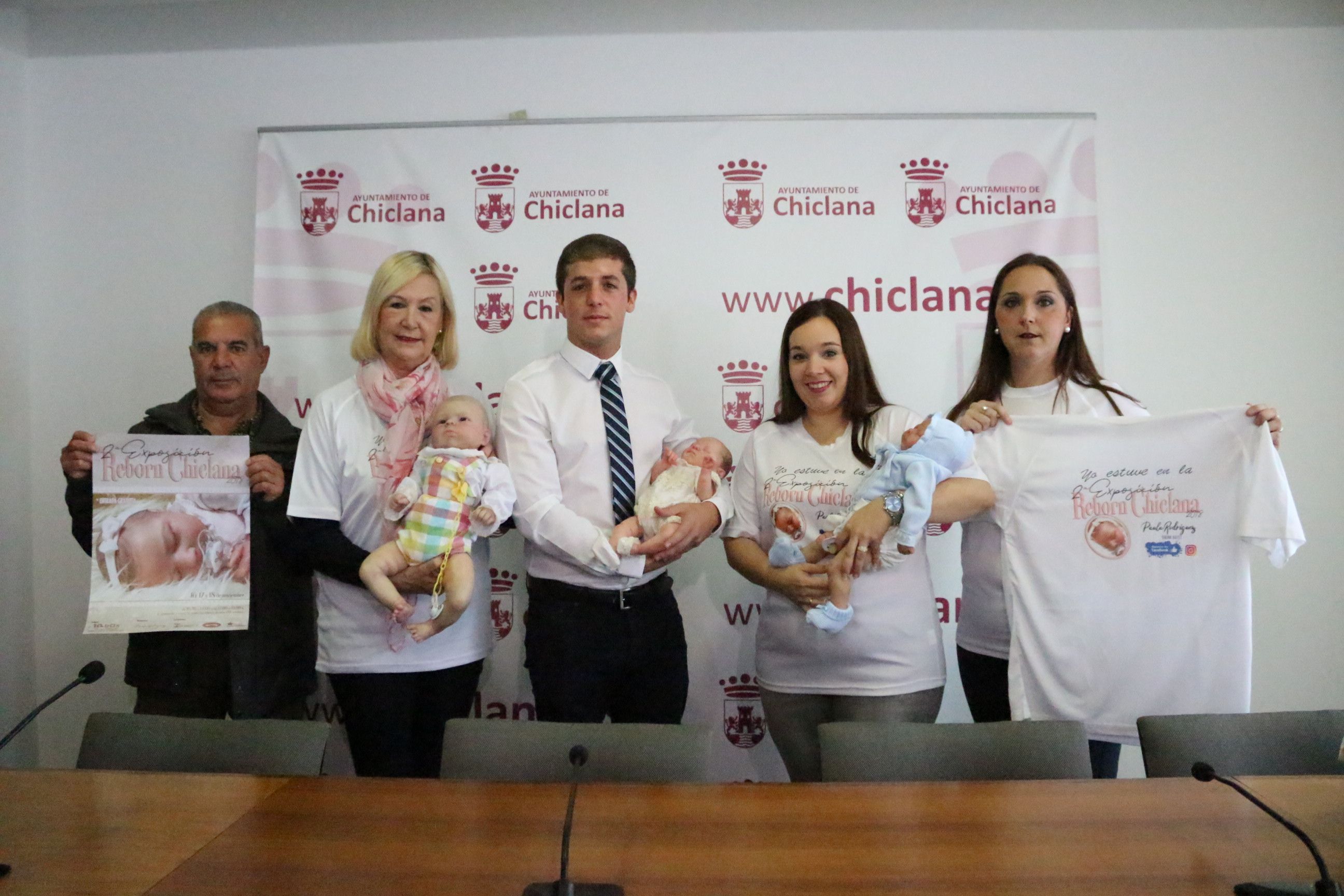 El delegado municipal de Juventud, José Alberto Cruz; la vicepresidenta de la Asociación de Reyes Magos de Chiclana, Juani Verdugo; el rey Baltasar, Manuel Morales, y la responsable de la organización de la muestra, Paula Rodríguez.