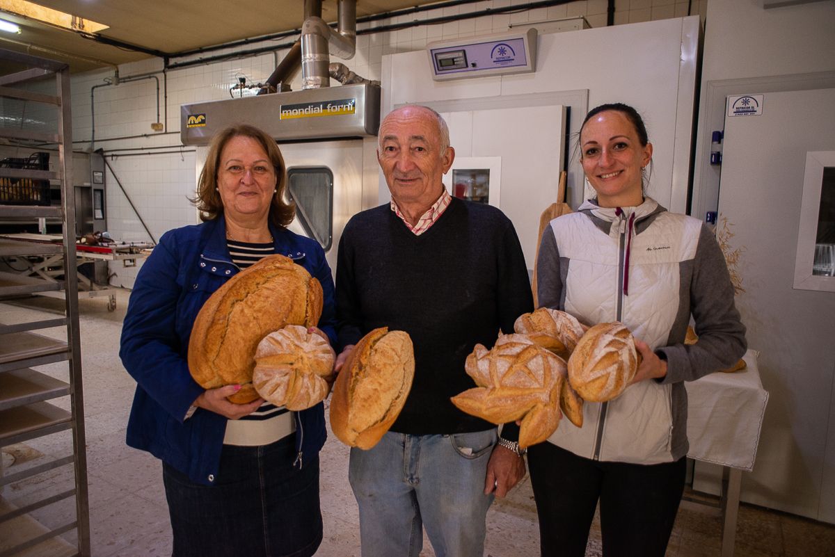 Manuel Rodríguez, junto a su mujer y su hija María Luisa.  Los tres forman parte de la centenaria historia del pan familiar.