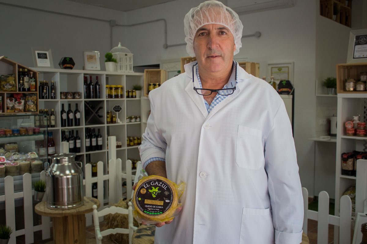 Jorge Puerto en la tienda de El Gazul, en Alcalá de los Gazules. Foto: Sebastián Chilla.